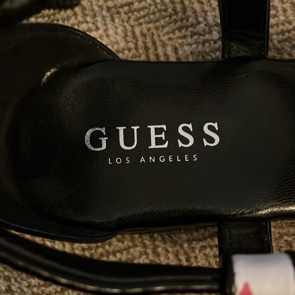 Guess - Picture 4 of 8